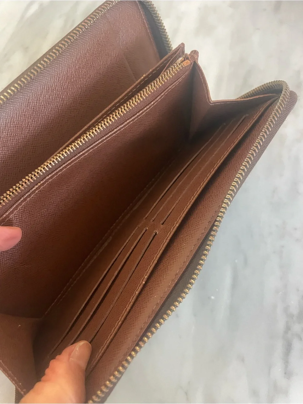 🌸authentic Louis Vuitton organizer wallet. Fits passport